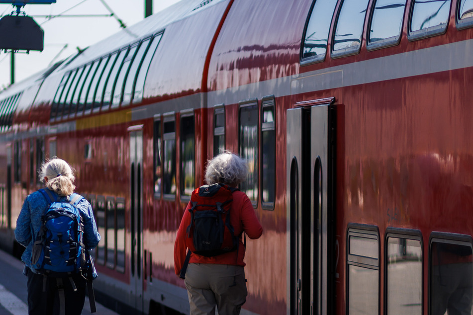 Fahrkartenkontrolle: Mann zieht Notbremse in Regionalzug!