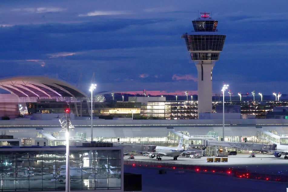 Auf dem Flughafen in München ist in einem Parkhaus die Leiche eines Mannes entdeckt worden.