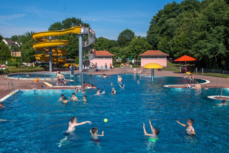 Im Freibad Gablenz kam es im Juli zu einer heftigen Schlägerei. Die Polizei sucht Zeugen.