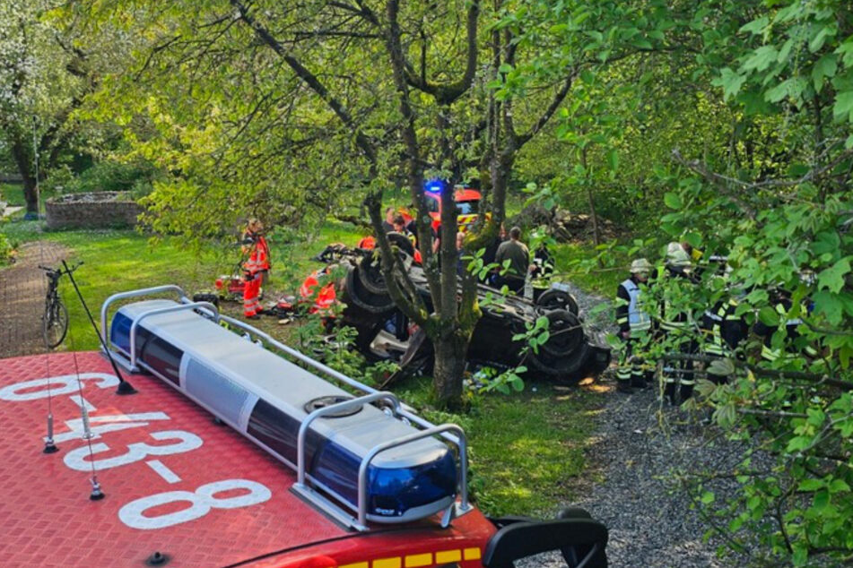 Der SUV blieb in einem Garten neben der L268 bei Königswinter auf dem Dach liegen.