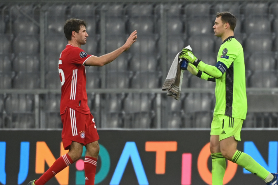 Thomas Müller (l.) und Torwart Manuel Neuer nach dem Sieg gegen RB Salzburg.