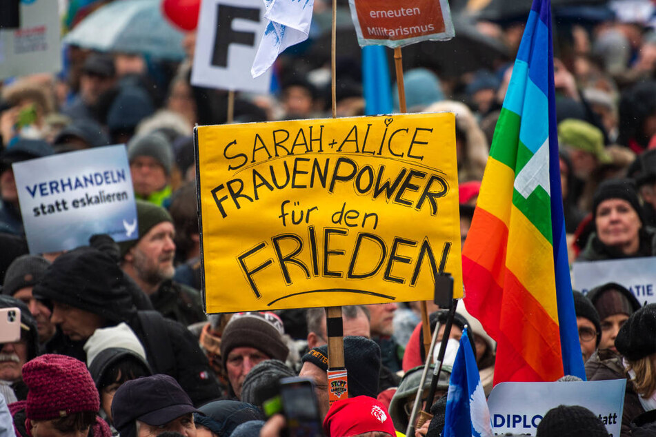Mehrere Tausend Menschen sind in Berlin auf die Straße gegangen, um für Friedensverhandlungen mit Russland zu demonstrieren.