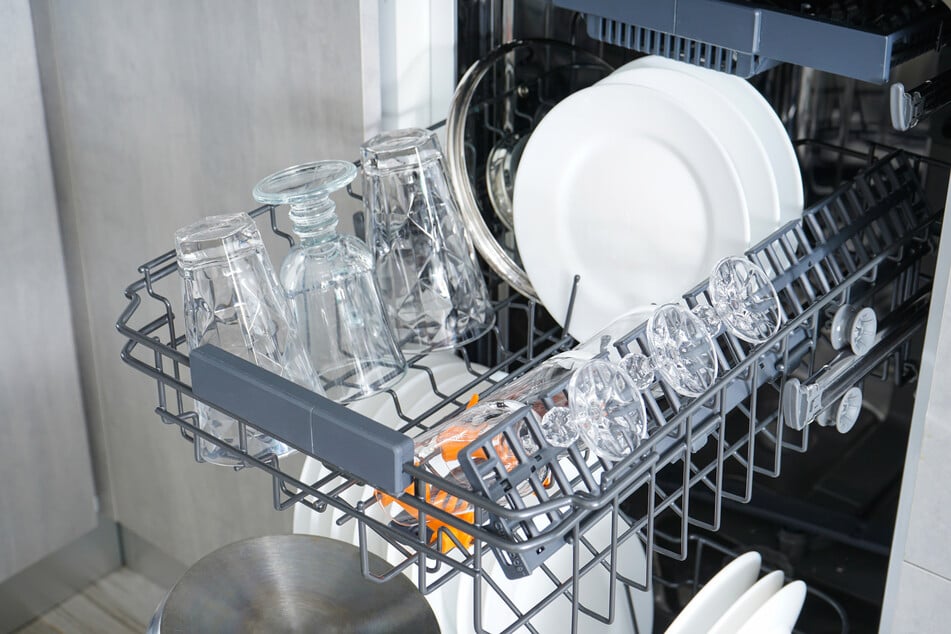 Wenn bereits Kalkablagerungen auf Gläsern zu erkennen sind, ist es allerhöchste Zeit, die Spülmaschine zu entkalken.