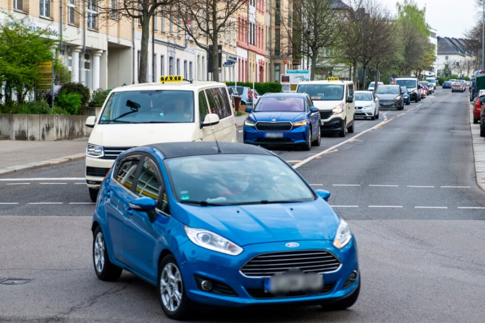 Wegen der Sperrung der Zietenstraße bilden sich in der Yorckstraße regelmäßig Staus - hier an der Augustusburger Straße.