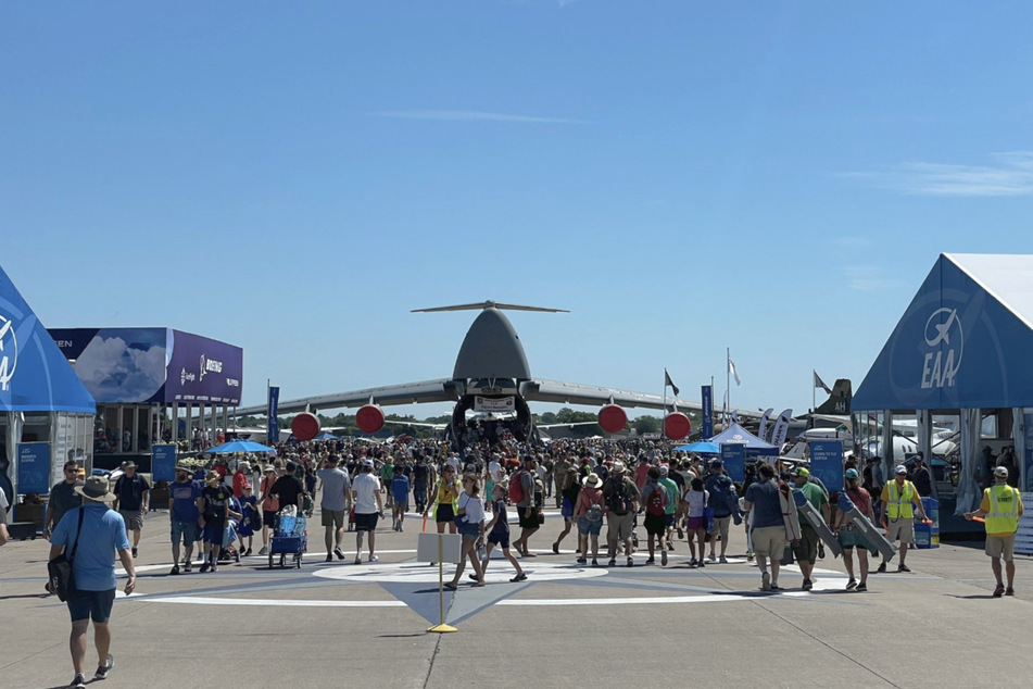 Die EAA AirVenture 2023 in Oshkosh ist ein riesiges Flug-Event mit einer Vielzahl von Shows.