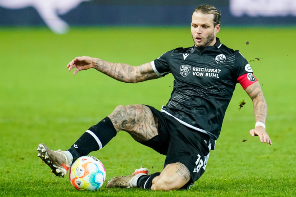 Dennis Diekmeier (33) ist gerade mit dem SV Sandhausen in die 3. Liga abgestiegen. Im vorerst letzten Zweitliga-Spiel trifft der Routinier auf seinen Ex-Klub, den HSV.