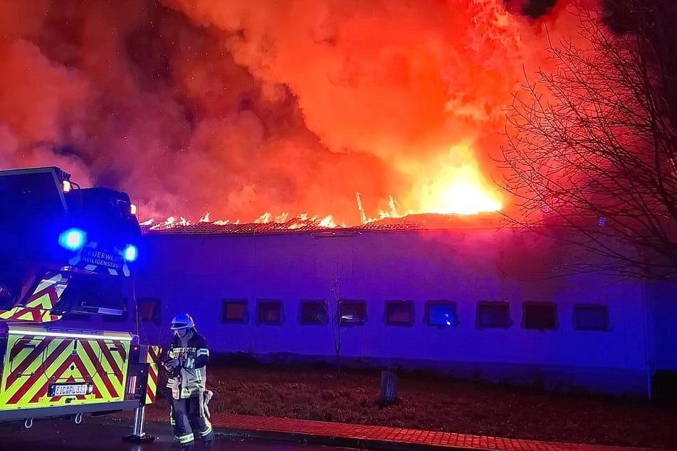 Flammen erhellten die Nacht am Montagabend in Uder (Landkreis Eichsfeld): Eine Lagerhalle brannte vollständig ab.