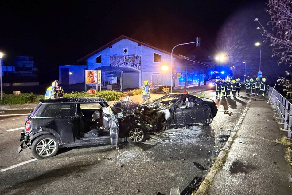Zahlreiche Feuerwehrleute waren am frühen Sonntagmorgen nach dem Unfall im Einsatz.