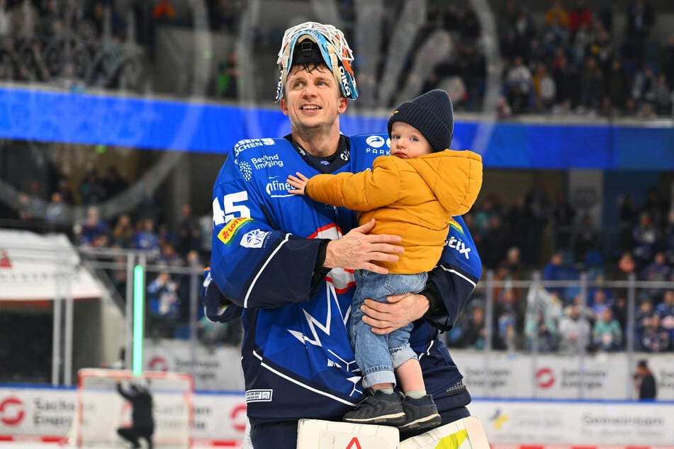 Eislöwen-Goalie Jussi Olkinuora (35) wurde von den Fans während und nach dem Spiel gefeiert.