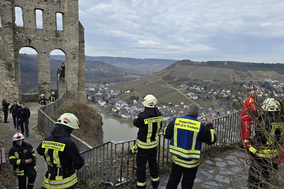 Zahlreiche Kräfte von Feuerwehr, Rettungsdienst und auch die Höhenrettung waren im Einsatz.