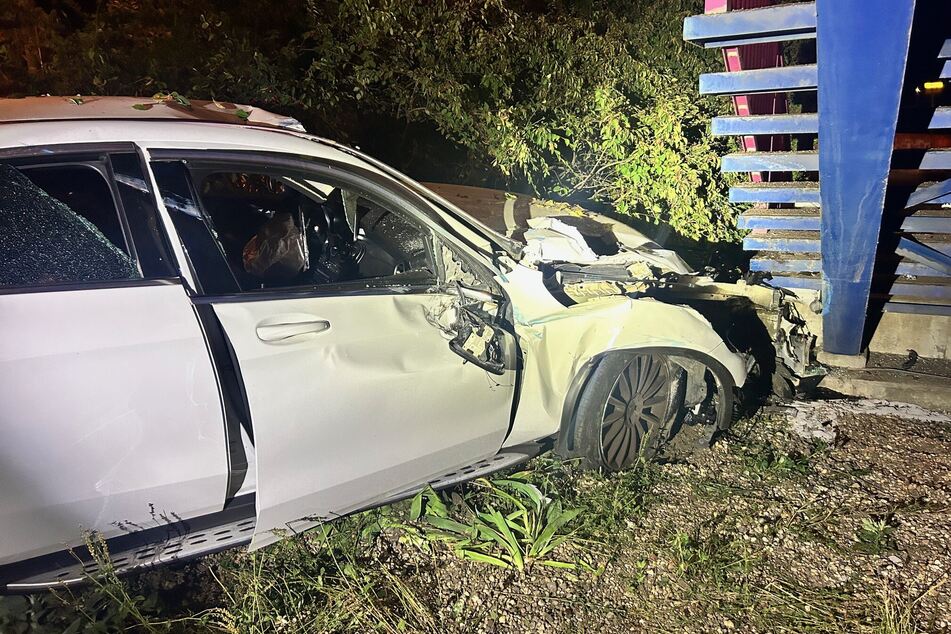 Nachdem die Fahrerin aus ihrem Auto befreit worden war, ging es für sie in ein Krankenhaus. (Symbolfoto)