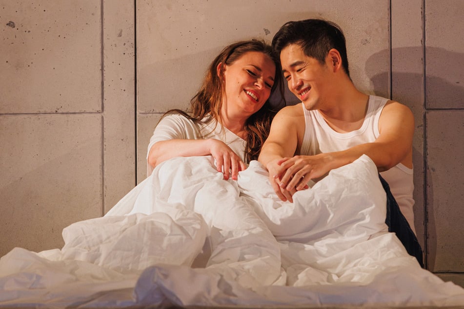 Tuuli Takala und Kang Wang als Juliette und Roméo, die der Bosheit ihrer Familien entkommen möchten.