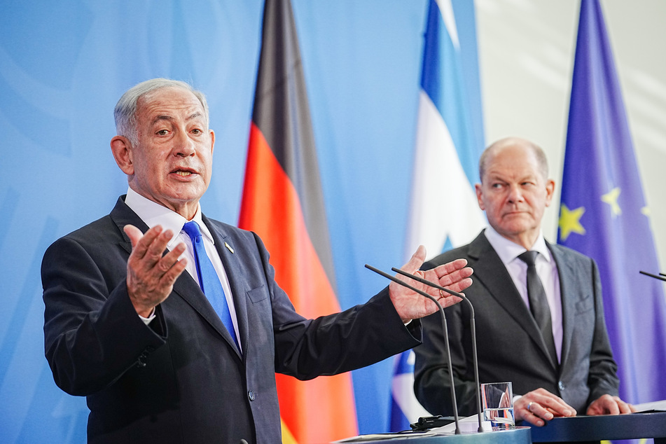 Der israelische Ministerpräsident Benjamin Netanjahu (73, l.) wurde von Bundeskanzler Olaf Scholz (SPD, 64) in Berlin empfangen.
