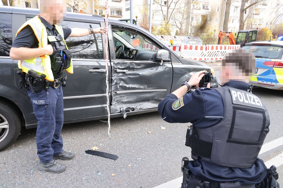 Der Chrysler war nach dem Zusammenstoß völlig verbeult.