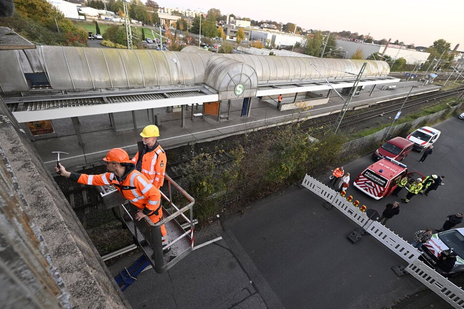 Mitarbeiter von Straßen.NRW prüfen mit einem Hammer, ob die Brücke zwischen Langenfeld und Monheim noch verkehrsfähig ist.