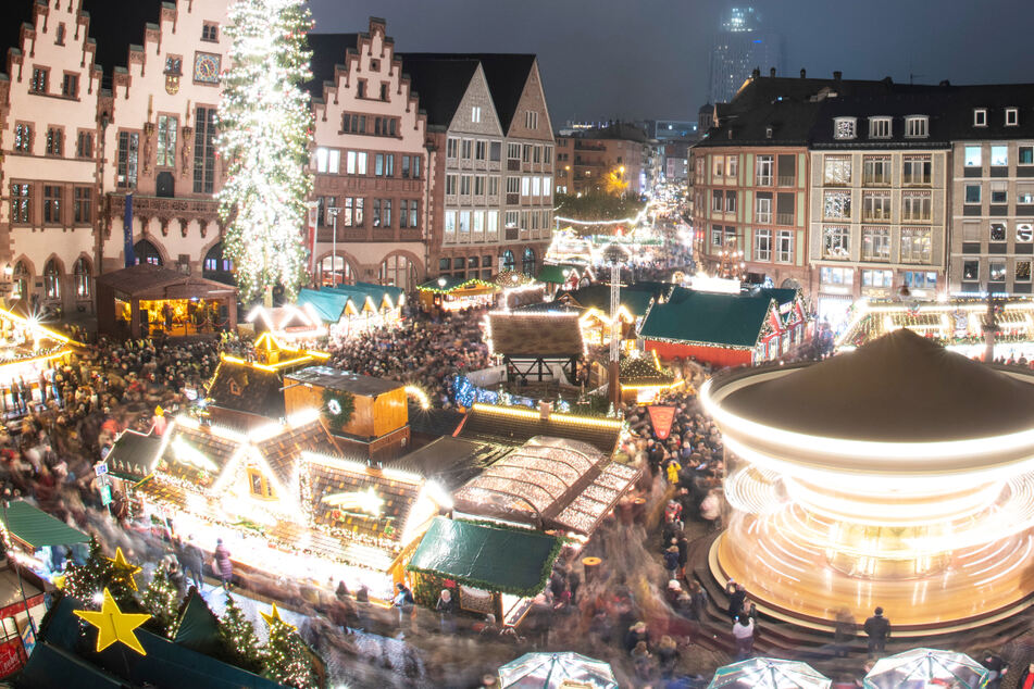 Der Frankfurter Weihnachtsmarkt lockte vor der Corona-Pandemie alljährlich ein sehr großes Publikum an.