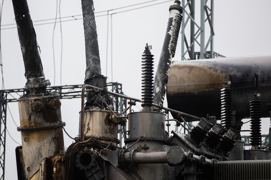 Ein durch russische Angriffe zerstörter Transformator steht in einem der Umspannwerke von "Ukrenergo", welches eines der am dichtesten besiedelten Gebiete der Ukraine mit Energie versorgt.
