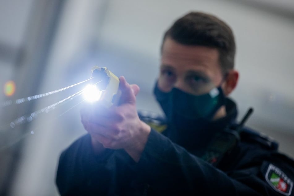 Für Ältere, Schwangere und Menschen mit Herz-Kreislauf-Erkrankungen können die durch Taser ausgelösten Elektroschocks gefährlich werden. (Symbolbild)