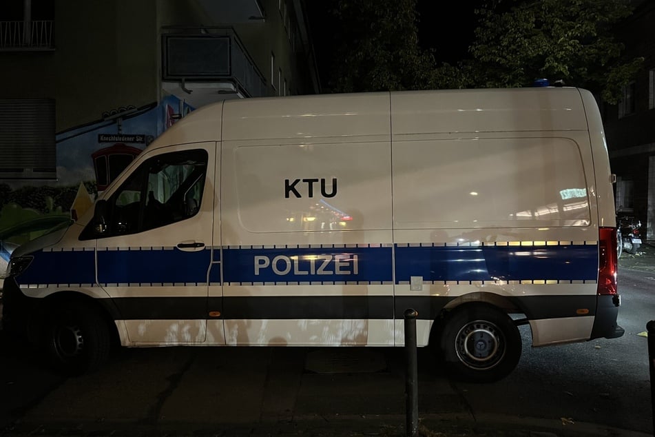 Die Spurensicherung der Polizei untersuchte in der Nacht den Tatort im Kölner Stadtteil Nippes.