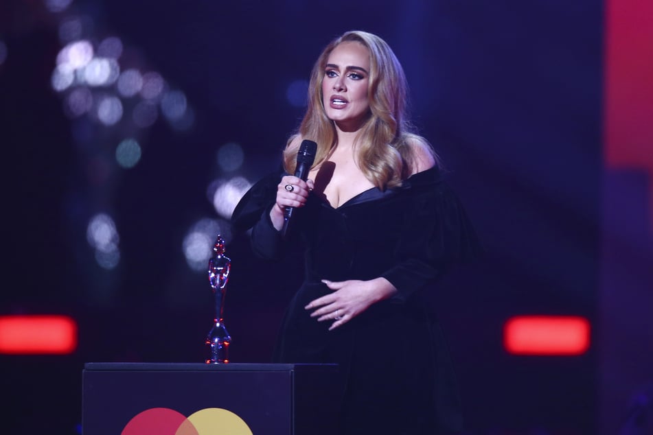 Adele (36) hat einen homophoben Fan während eines Konzerts in die Schranken gewiesen.