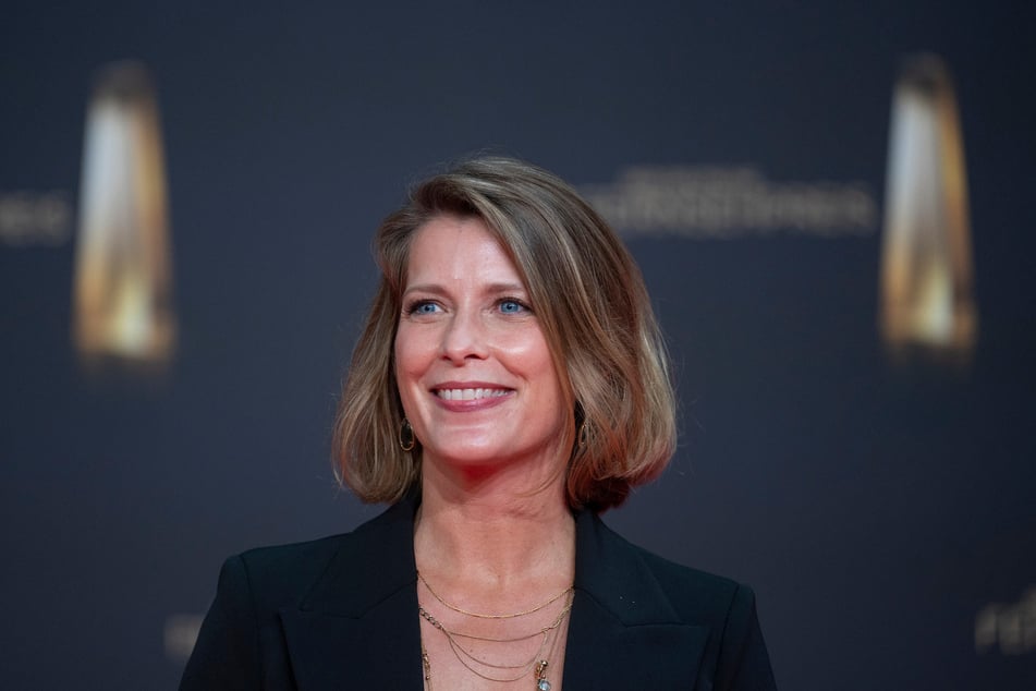 Valerie Niehaus (48) - hier beim Fernsehpreis 2022 - fing bei der ARD in der Kult-Soap "Verbotene Liebe" an - am Dienstag ist sie "politisch" zu Gast bei "maischberger".