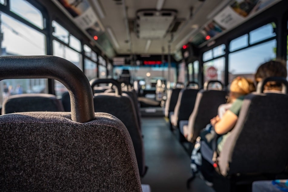 Gewalttat in Linienbus: Jugendliche zerren Frau vom Sitz und prügeln auf sie ein