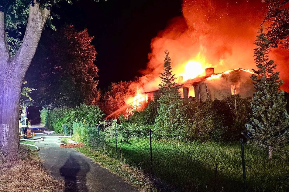 Tödliches Inferno: Familie stirbt bei Hausbrand in Friesack