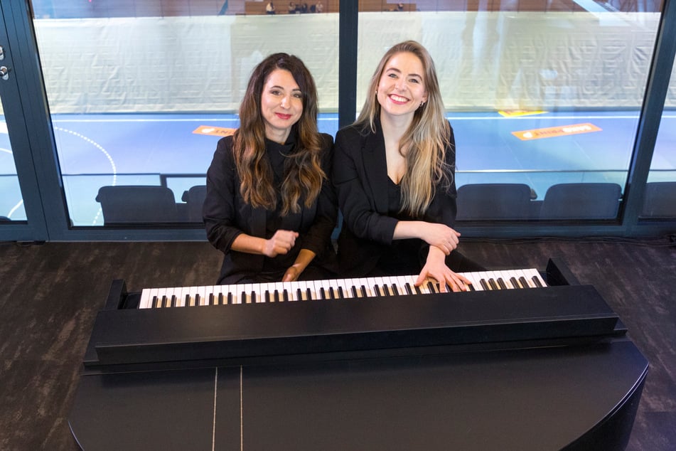 Die "Queenz of Piano": Jennifer Rüth (45, l.) und Pauline Gropp (30) an einem der leichten E-Flügel.