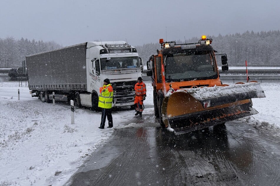 Lastwagen kamen aufgrund des Wintereinbruchs auf der A70 nicht mehr weiter.