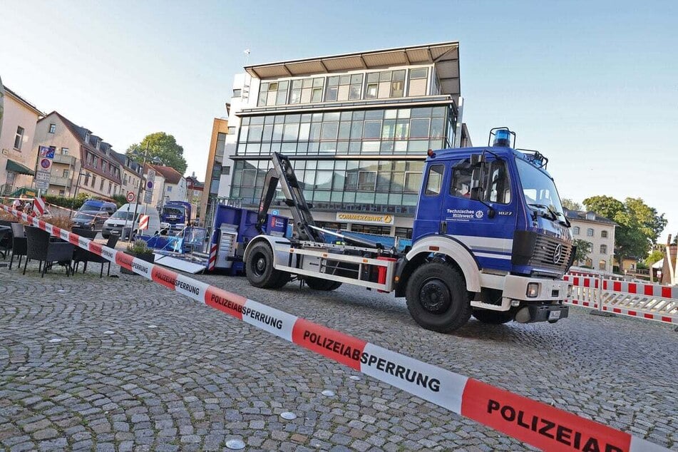 Der Bereich um die Bankfiliale wurde von der Polizei abgeriegelt.