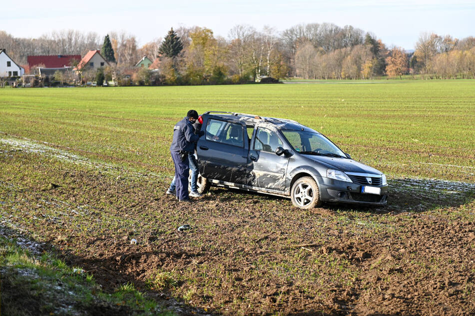 Der Dacia kam bei Glatteis von der Straße ab und landete auf einem angrenzenden Feld.