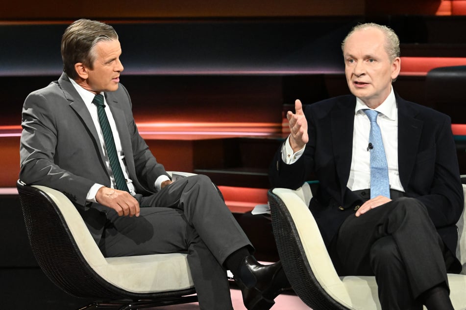 Am Mittwochabend sprach Ferdinand von Schirach (61, r.) mit Markus Lanz (56) über die Gefahr der Politikverdrossenheit.