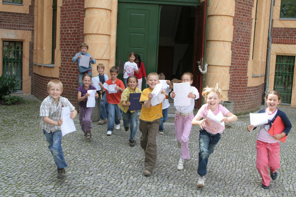 Endlich Sommerferien! Etwa 64.000 Kinder bekommen in Dresden ihre Zeugnisse.