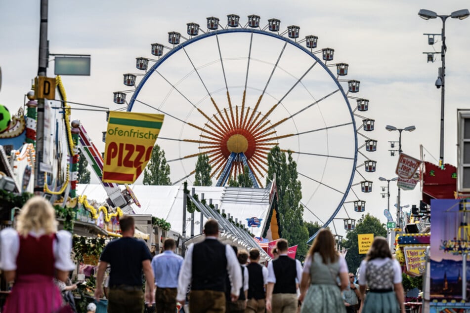 Mit rund 1,3 Millionen Gästen gilt Gäubodenvolksfest nach dem Münchner Oktoberfest als das zweitgrößte Volksfest in Bayern.