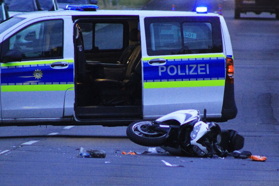 Das Motorrad liegt nach dem Unfall auf der Straße. Der Biker wurde bei dem Crash schwer verletzt.