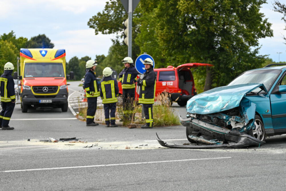 Schwerer Unfall in Ostsachsen: Opel Astra kracht in Hyundai, dreijähriges Kind muss ins Krankenhaus