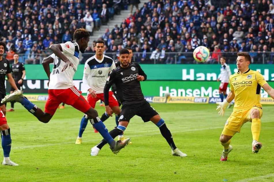 Bakery Jatta knallte das Leder zum 2:1-Siegtreffer für den HSV unter die Latte des Bielefelder Tores.
