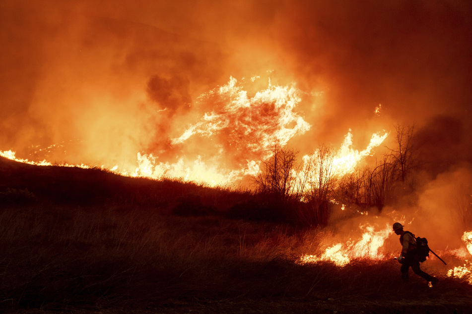 Fierce forest fires have been raging in California for several days. The flames have even destroyed several celebrity homes in Hollywood.