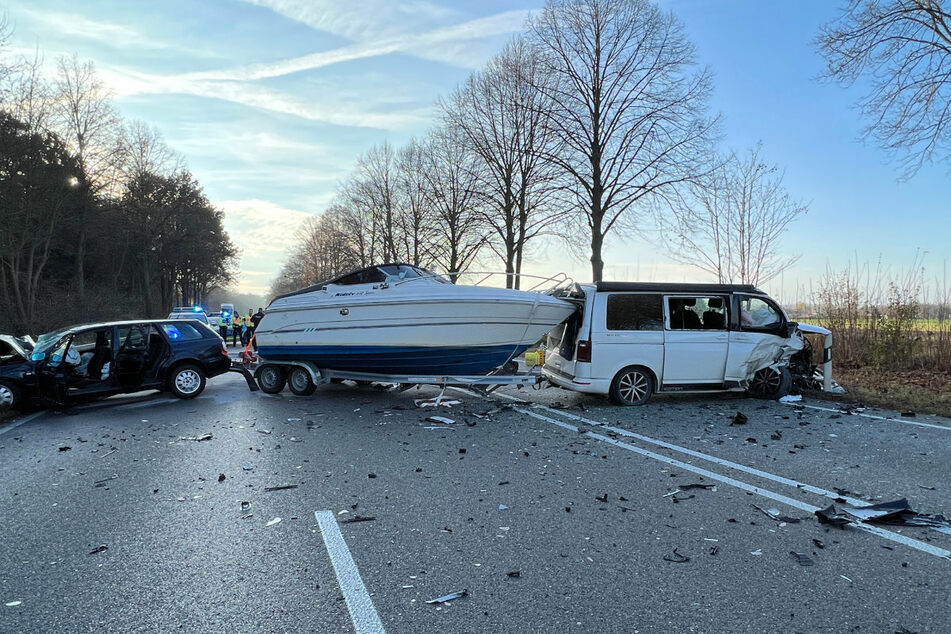 Durch einen Unfall mit einem VW-Bus-Gespann ist am Freitagnachmittag ein 70-Jähriger noch am Unfallort verstorben.