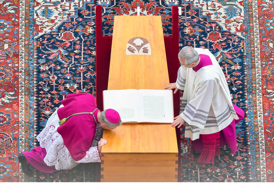Benedikt fand seine letzte Ruhe im Petersdom, in der früheren Gruft seines Vorgängers Johannes Paul II., der 2005 verstarb.