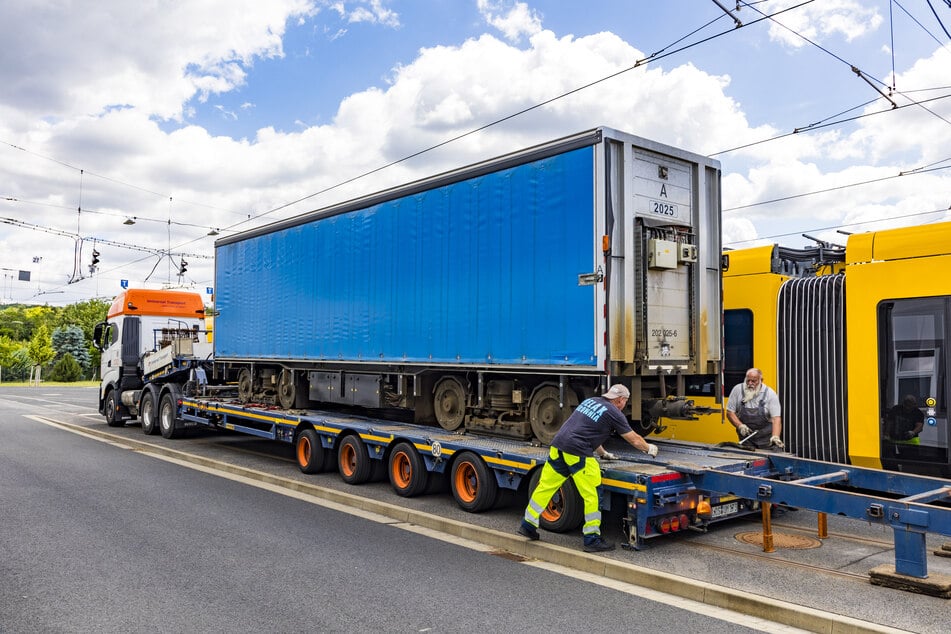 Am Mittwochvormittag wurden die ersten Zwischenwagen vom Betriebshof in Trachenberge zum Schrottplatz gebracht.