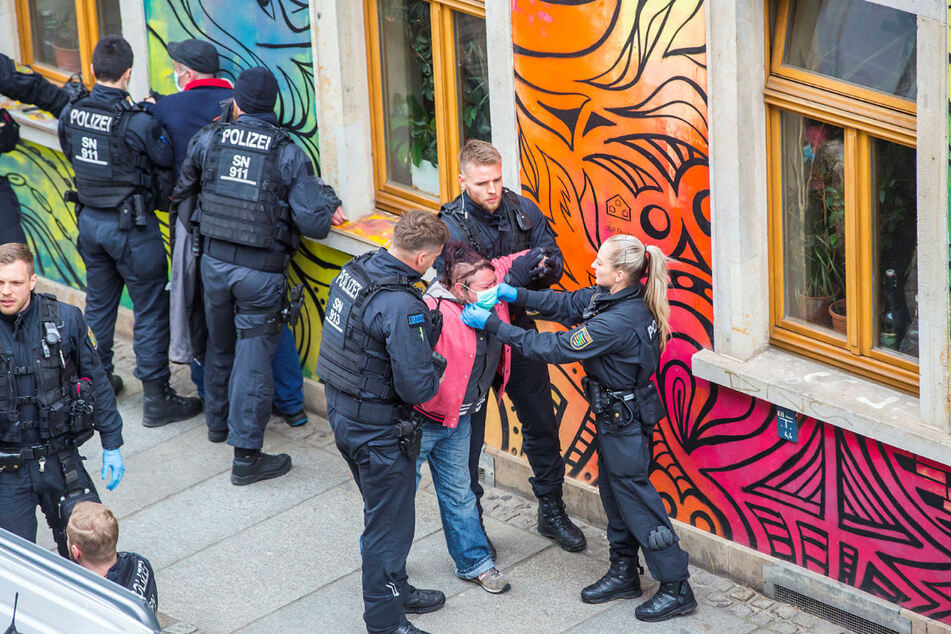 Gerade in Zeiten der Corona-Krise ist die Präsenz der Polizei gefragt. Hier ein Einsatz in der Dresdner Neustadt.
