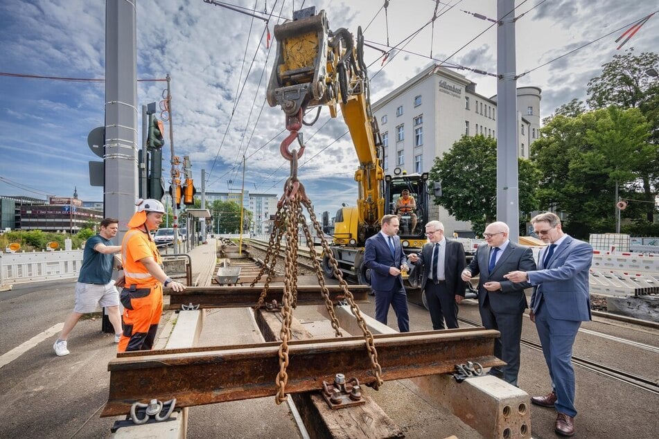 Zum symbolischen Baustart zeigte VMS-Chef Mathias Korda (48, 3.v.r.) der Polit-Prominenz auf dem Falkeplatz auch einen Gleis-Querschnitt.