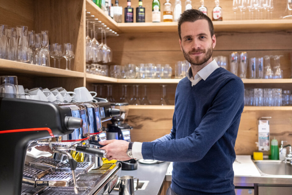 "Tannenhaus"-Chef Tobias Werner (33) macht seinen Gästen erst mal einen Kaffee zum Aufwärmen.