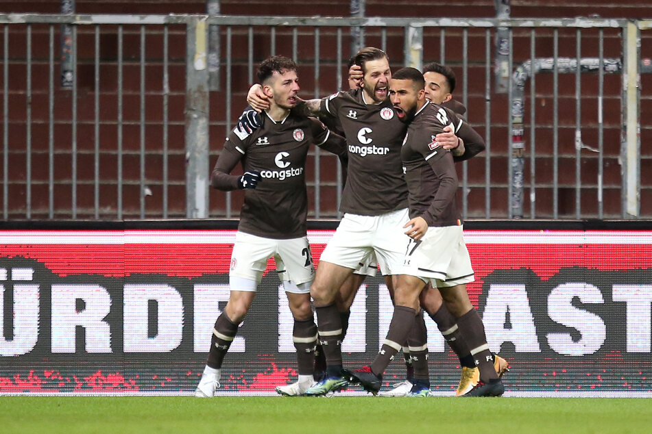 Guido Burgstaller (31, 2.v.r.) spielt nicht nur selber stark, sondern macht auch seine Mitspieler beim FC St. Pauli besser.
