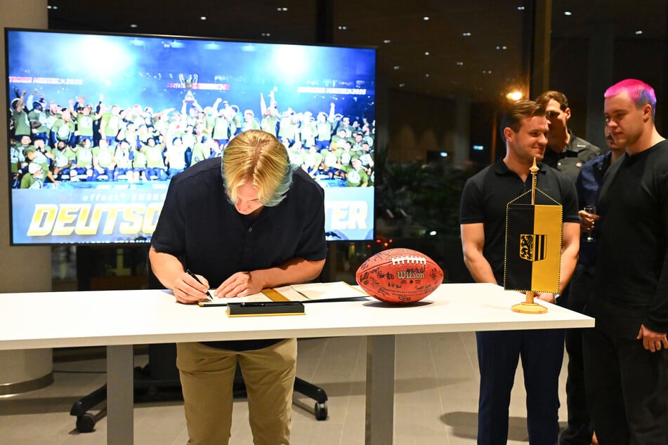 Quarterback Rocky Lombardi war einer der ersten, der sich ins Stadtbuch eintragen durfte.
