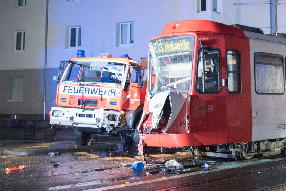 Unfall-Drama in Köln! Straßenbahn kracht in Feuerwehrauto