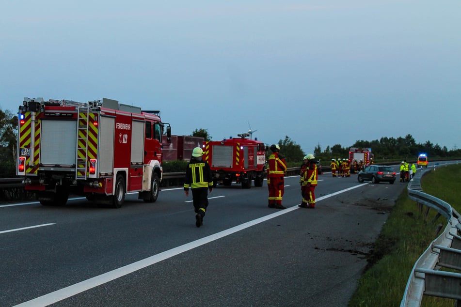 Einsatzkräfte am Montagabend an der Unfallstelle der A13.