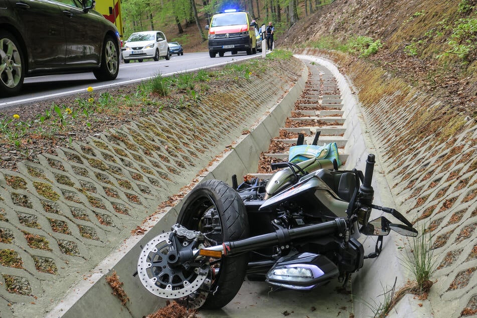 Ein Biker kam am Dienstagnachmittag von der Auer Straße ab und landete neben der Fahrbahn.