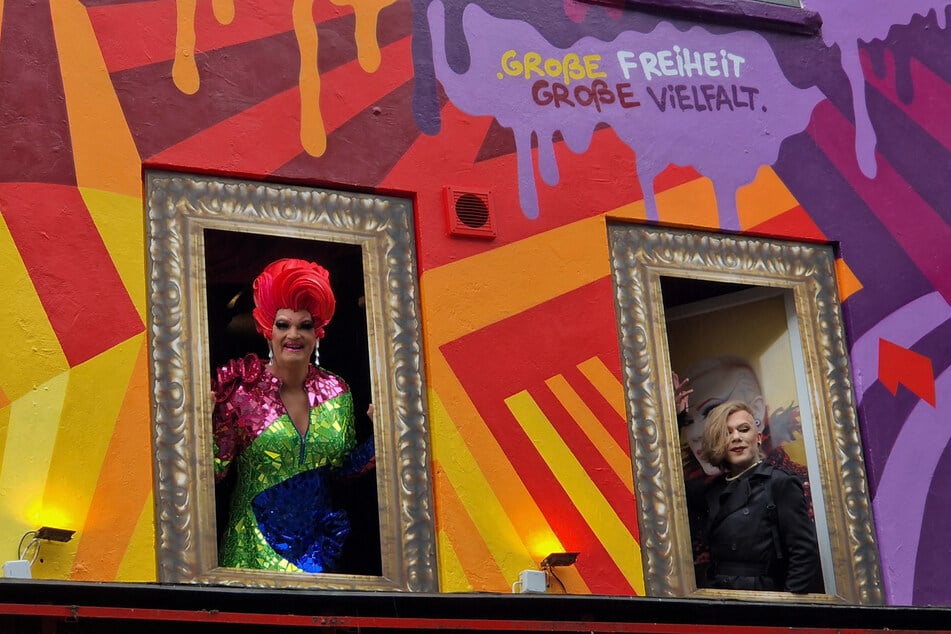 Olivia Jones (55) erklärte am Donnerstag, wie wichtig die bunte Fassade für ein "starkes Zeichen für Diversity" sei. Hier mit Veuve Noire (r.), Botschafterin der Olivia-Jones-Familie.